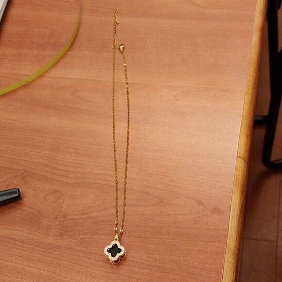 18" Clover Necklace - Picture 4 of 6